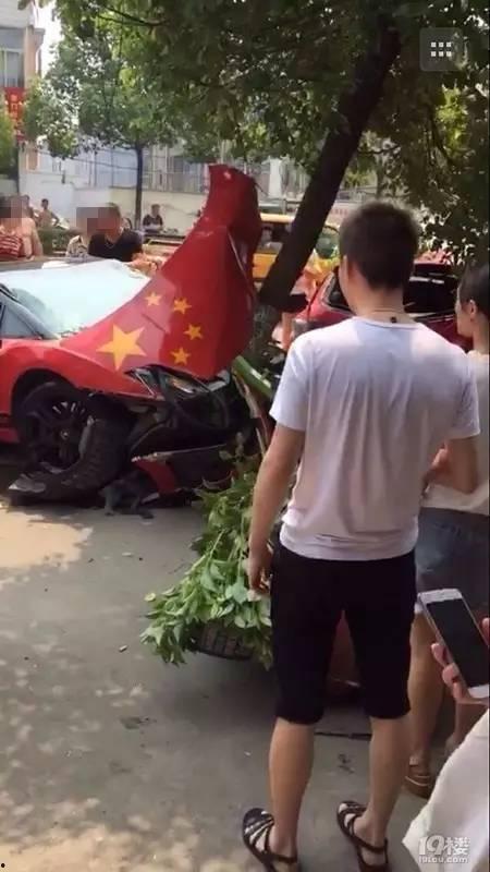 美女吃瓜被撞断腿视频大全,视频记录全程惊心动魄