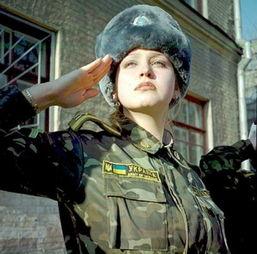 乌克兰女兵视频吃瓜看手机,揭秘前线生活一幕