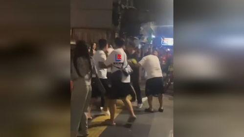 外国人吃瓜街头视频,趣味横生瞬间引围观