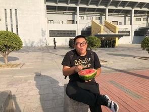 军训学长吃瓜尴尬视频,笑料百出引网友热议