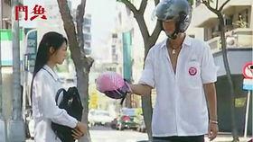 二哥吃瓜事件视频播放,视频播放背后的热议与真相