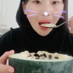 吃瓜大哭的视频,一场网络爆火的情感宣泄